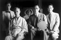 藤島武二と石橋正二郎(1942年)。右から石橋幹一郎、正二郎、藤島、岩佐新。後ろにあるのは《黒扇》。