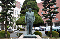 久留米大学に建立された石橋正二郎像
